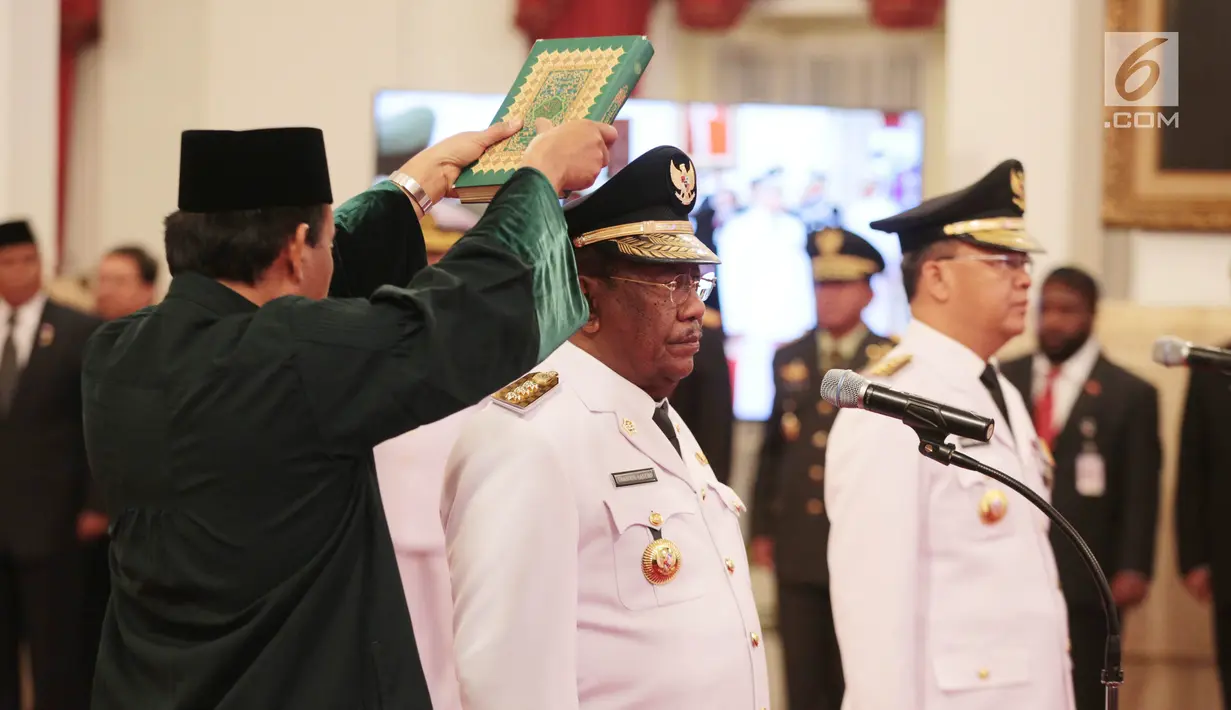 Rohidin Mersyah (kanan) dan Wan Thamrin Hasyim diambil sumpahnya saat dilantik menjadi Gubernur Bengkulu dan Gubernur Riau di Istana Negara, Jakarta Pusat, Senin (10/12). (Liputan6.com/Angga Yuniar)