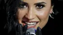 Demi Lovato saat membawakan lagu selama perayaan malam tahun baru 2016 di Times Square,Manhattan borough New York, USA (31/12/2015). (REUTERS/Carlo Allegri)
