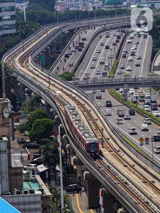 Sebagai informasi, tarif maksimal Rp10.000 merupakan tarif LRT Jabodebek pada saat akhir pekan. (Liputan6.com/Angga Yuniar)