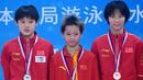 Quan Hongchan (tengah). Atlet loncat indah putri Cina berusia 14 tahun ini juga akan berlaga di nomor papan 10 meter seperti rekannya, Chen Yuxi. Quan Hongchan merupakan satu-satunya peloncat indah putri yang belum sekalipun menyabet gelar juara dunia. (Foto: scmp.com)