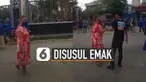 Nasib apes dialami pemuda ini yang sedang ikut demo. Emaknya menyusulnya dan menyuruhnya pulang.