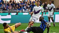 Striker Inter Milan, Romelu Lukaku, membuang-buang peluang saat timnya bersua Fiorentina pada laga pekan ke-28 Serie A di Giuseppe Meazza, Sabtu (1/4/2023) dini hari WIB. Tumpulnya Lukaku membuat Inter takluk 0-1 dari La Viola. (AFP/GABRIEL BOUYS)