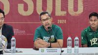 Pelatih Persebaya Surabaya, Aji Santoso, saat memberikan keterangan dalam sesi konferensi pers seusai pertandingan melawan Persis Solo di Stadion Manahan, Solo, Sabtu (24/6/2023). (Bola.com/Radifa Arsa)