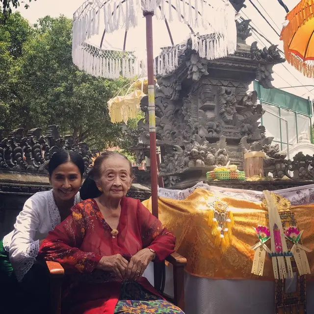 6 Momen Kedekatan Ayu Laksmi dengan Ibundanya, Pemeran Ibu 'Pengabdi Setan'