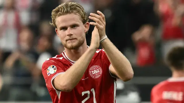 Foto: Momen Tendangan Jarak Jauh Morten Hjulmand saat Gagalkan Kemenangan Inggris di Euro 2024