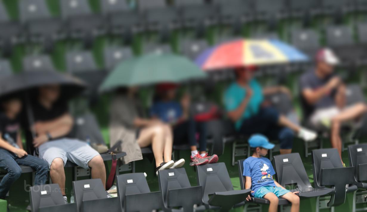 Sejumlah Penonton mengankat kaki diatas sandaran kursi saat laga Piala Davis 2018 grup dua Asia/Oceania di Senayan, Jakarta, Sabtu (3/2/2018). Renovasi stadion ini menghabiskan dana seminar 92 miliar rupiah. (Bola.com/Nick Hanoatubun)