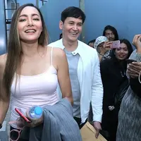 Dewi Rezer dan Marcellino Lefrandt kompak (Fimela.com/Deki Prayoga)