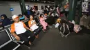 Pemudik menunggu di area kedatangan kereta di Stasiun Gambir, Jakarta, Selasa (12/9). Para pemudik diangkut menggunakan kereta api executive tujuan Yogyakarta, Solo dan Surabaya. (Liputan6.com/Fery Pradolo)