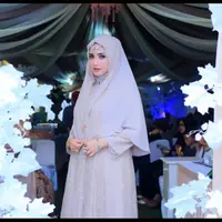 Suasana duka masih terasa di kehidupan penyanyi religi Opick lantaran istri keduanyanya, Wulan Mayasari meninggal dunia. Namun ditengah itu ada hal mengejutkan ketika muncul seorang wanita yang disebut sebagai istri ketiga Opick. (Doc.Facebook)