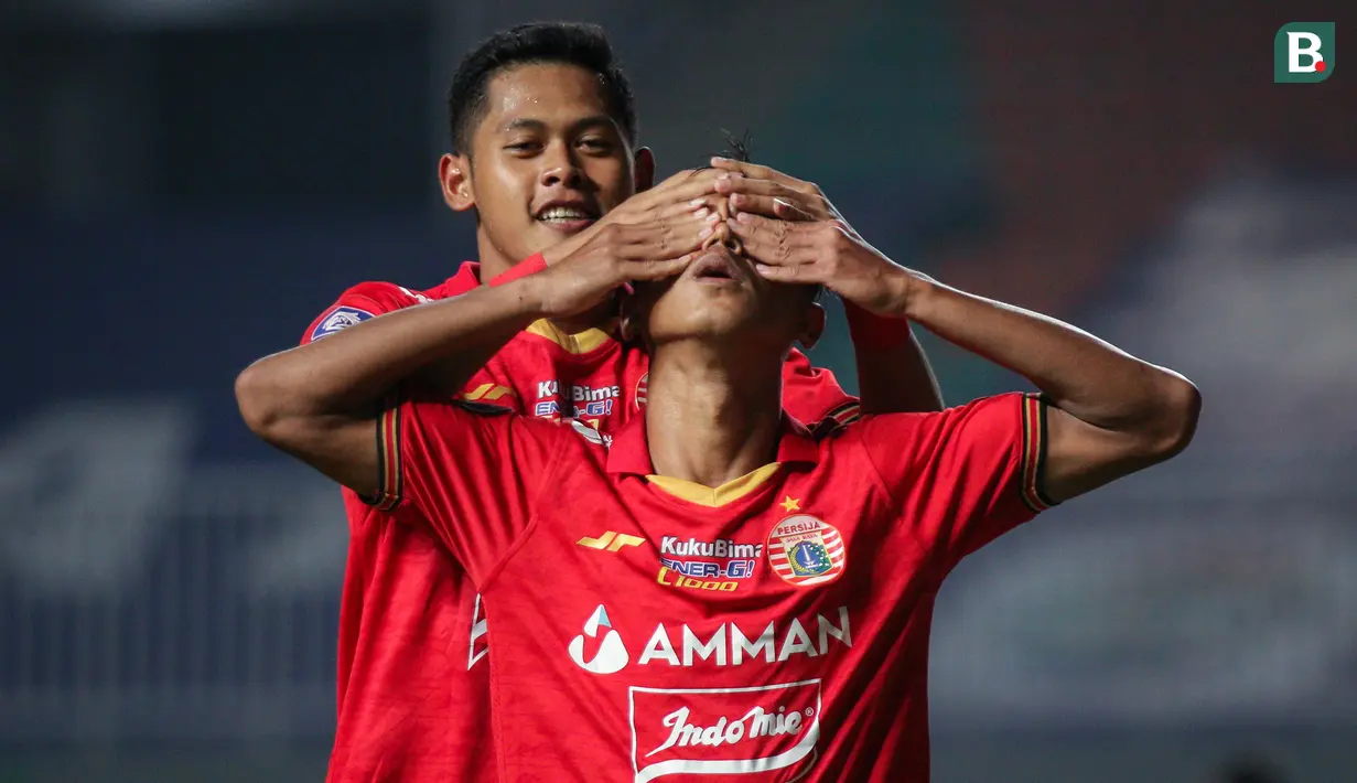 Sayap Persija Jakarta, Alfriyanto Nico (depan) menjadi pencetak gol paling muda di BRI Liga 1 musim  2021/2022. Golnya ke gawang Persela Lamongan dicetak saat usiannya masih menginjak 18 tahun 5 bulan 21 hari. (Bola.com/Bagaskara Lazuardi)