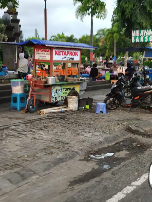 6 Tulisan Salah Ketik di Gerobak Jualan Pinggir Jalan Ini Kocak