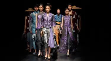 Model menampilkan busana rancangan desainer Indonesia, Anandia Marina Putri dan Novita Yunus pada Amazon Fashion Week Tokyo 2018, Selasa (20/3). Keduanya menggabungkan teknik menenun dengan kolaborasi budaya Indonesia dan Jepang. (AP/Shizuo Kambayashi)