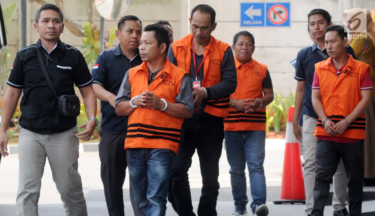 Empat tersangka tiba akan menjalani pemeriksaan oleh penyidik di gedung KPK, Jakarta, Kamis (26/9/2019). Mereka terlibat berbagai kasus suap korupsi yang ditangani oleh KPK. (merdeka.com/Dwi Narwoko)