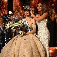 Perempuan 20 tahun tersebut mengalahkan 30 kontestan lainnya. Miss Prancis sebelumnya, Indira Ampiot memberikan mahkota kepada Gilles yang mengenakan ball gown keemasannya. [@simacouture_paris]