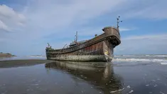 Sebuah perahu kayu yang digunakan oleh orang-orang Rohingya terlihat di Pidie, provinsi Aceh pada 27 Desember 2022. Pengungsi Rohingya menerima perawatan medis darurat setelah sebuah kapal yang membawa hampir 200 orang mendarat di Indonesia pada 26 Desember, kata pihak berwenang, dalam pendaratan keempat di negara dalam beberapa bulan terakhir. (AFP/Amanda Jufrian)