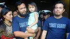 Rodlyn Allain Pagaling (kedua kiri) bersama Gringo Villaruz bertemu kembali dengan keluarga di Manila, Filipina (21/8/2015). Mereka berhasil kabur dari kelompok militan Abu Sayyaf yang menyanderanya selama tiga bulan. (AFP PHOTO/Jay Directo)