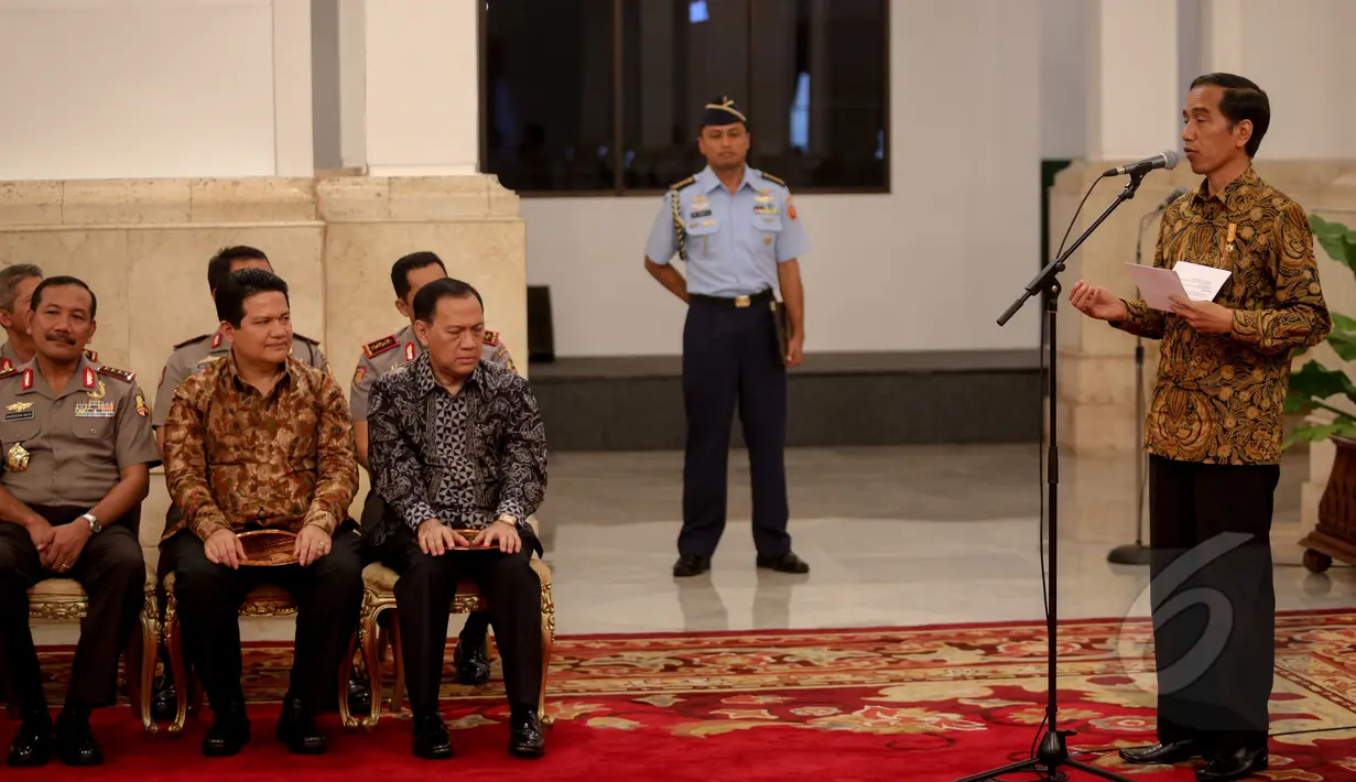 Presiden Jokowi saat menyampaikan pidato pada acara pemberian penghargaan kepada pihak yang telah mendukung kelancaran tugas dan fungsi Kementerian Keuangan di Istana Negara, Jakarta, Rabu (20/5). (Liputan6.com/Faizal Fanani)