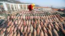 Seorang nelayan menjemur ikan di Desa Duoshi di Distrik Jimo, Qingdao, Provinsi Shandong, China timur, pada 6 Desember 2020. (Xinhua/Liang Xiaopeng)