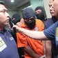 Polda Metro Jaya menangkap AD, tersangka pembunuhan bocah PNF di Kalideres, Jakarta Barat yang dibuang di dalam kardus, Jakarta, Sabtu (10/10/2015).  (Liputan6.com/Angga Yuniar)