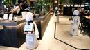 Robot humanoid mengantarkan minuman kepada pelanggan di Dawn Cafe, Tokyo, Jepang, 17 Agustus 2021. Peluncuran kafe ini bersamaan dengan Paralimpiade yang akan dibuka pada 24 Agustus. (Behrouz MEHRI/AFP)