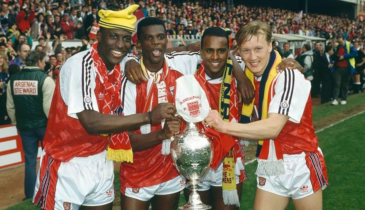 Kevin Campbell (kiri). Eks striker asal Inggris yang kini berusia 52 tahun dan telah pensiun pada Juli 2007 bersama Cardiff City ini total memperkuat 7 klub di Liga Inggris mulai 1988/1989 saat kasta tertinggi masih bernama Divisi Satu hingga 2006/2007. Ia mampu mencetak hattrick bersama 3 klub berbeda, Arsenal (2 kali, musim 1993/1994) Nottingham Forest (1 kali, musim 1996/1997) dan Everton (1 kali, musim 1998/1999). (Arsenal.com)