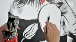 Seniman menyelesaikan mural dalam acara Project #1/Mural Cikini di Taman Plaza Teater Besar, TIM, Jakarta, Selasa (20/8/2019). Mural tersebut digelar dalam rangka menata estetika ruang publik dengan goresan cat sebagai sarana interaksi visual masyarakat. (merdeka.com/Iqbal S. Nugroho)