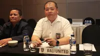 CEO Bali United, Yabes Tanuri, tampak serius mengikuti rapat bersama klub-klub ISL dan Divisi Utama. (Bola.com/Vitalis Yogi Trisna)
