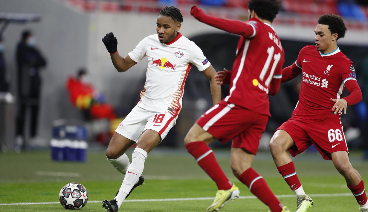 Pemain RB Leipzig, Christopher Nkunku, berusaha melewati pemain Liverpool pada laga Liga Champions di Puskas Arena, Kamis (11/3/2021). Liverpool menang dengan skor 2-0. (AP/Laszlo Balogh)