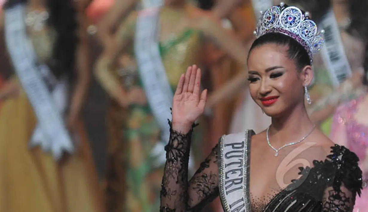 Ekpresi kesedihan Puteri Indonesia 2014 Elvira Devinamira dalam malam Grand Finalis Puteri Indonesia 2015 di JCC, Jakarta, Jumat (20/2). Elvira digantikan oleh finalis dari Jawa Tengah Anindya Kusuma Putri. (Liputan6.com/Herman Zakharia)