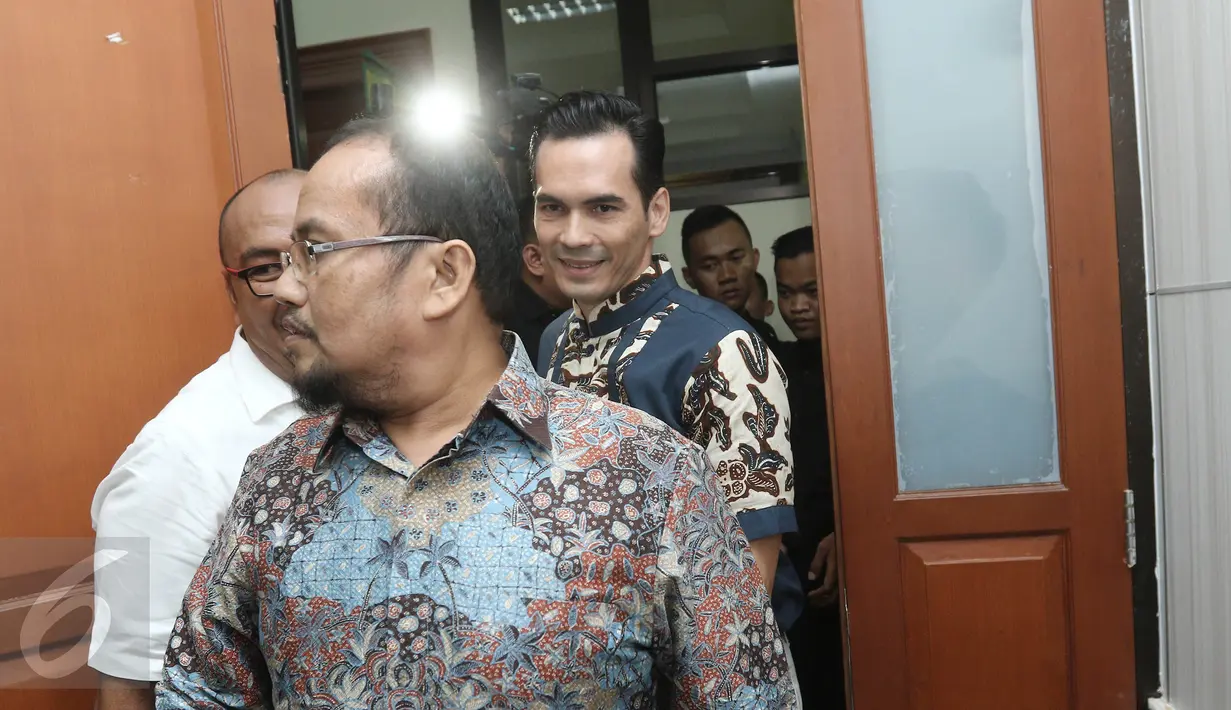 Suasana usai sidang gugatan cerai Atalarik Syah dan Tsania Marwah di Pengadilan Agama Cibinong, Selasa (18/4). Atalarik Syah tampak dikawal sejumlah bodyguard. (Liputan6.com/Herman Zakharia)
