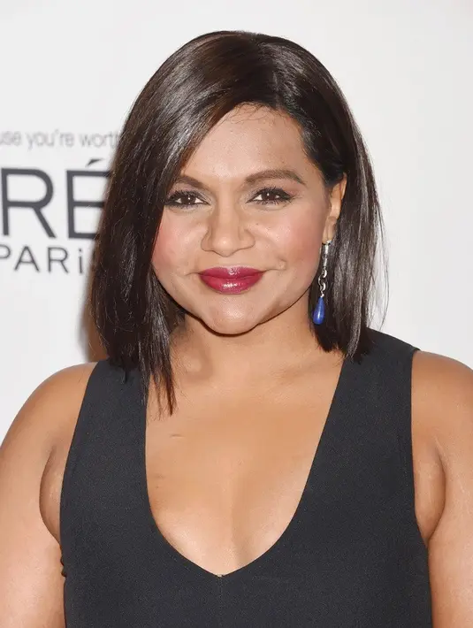 Potongan rambut blunt bob untuk kamu yang menginginkan rambut bervolume. Mintalah sedikit sudut di depan agar kamu bisa menyelipkannya di belakang telinga.