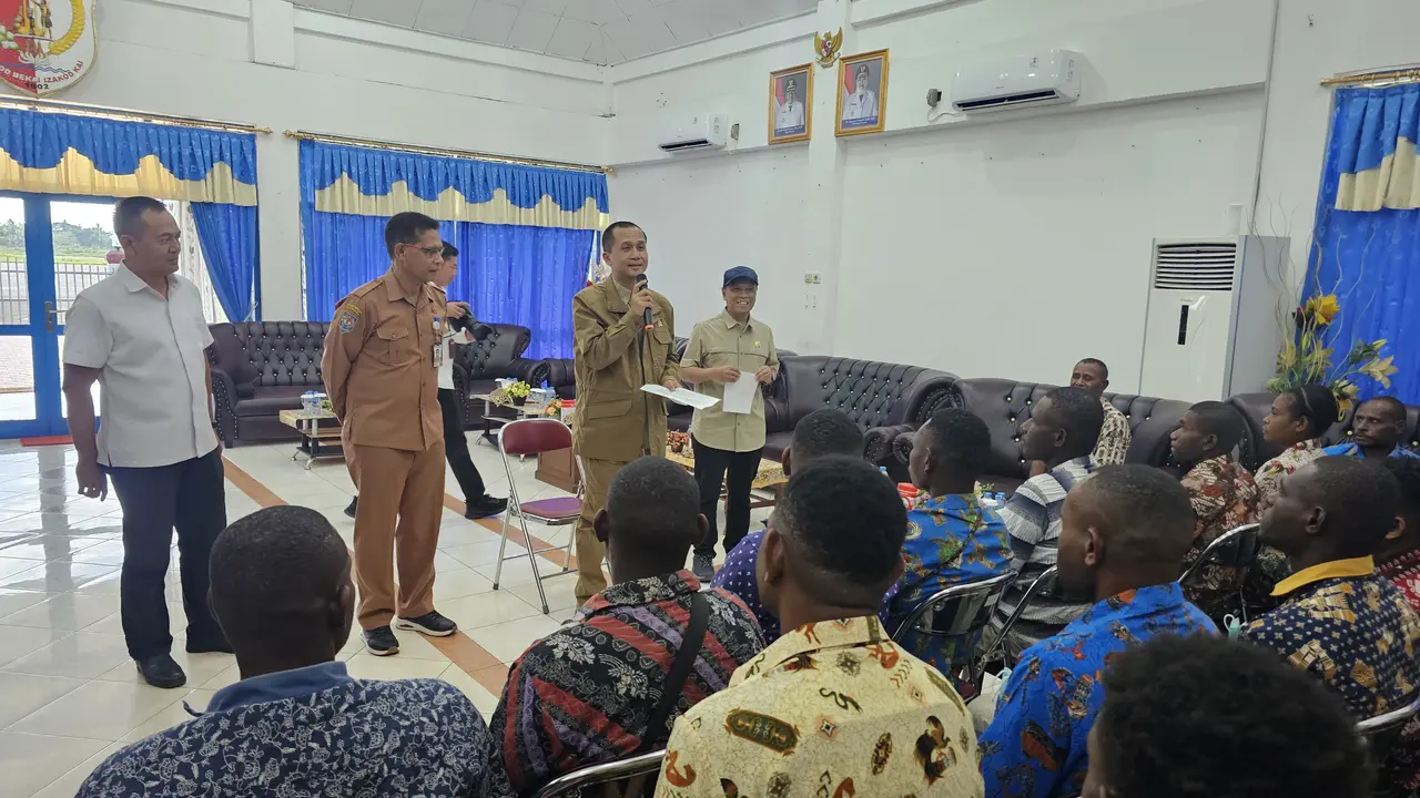 Menteri Transmigrasi (Mentrans) Muhammad Iftitah Sulaiman Suryanagara memberikan arahan kepada calon Komcad di Merauke, Papua Selatan.
