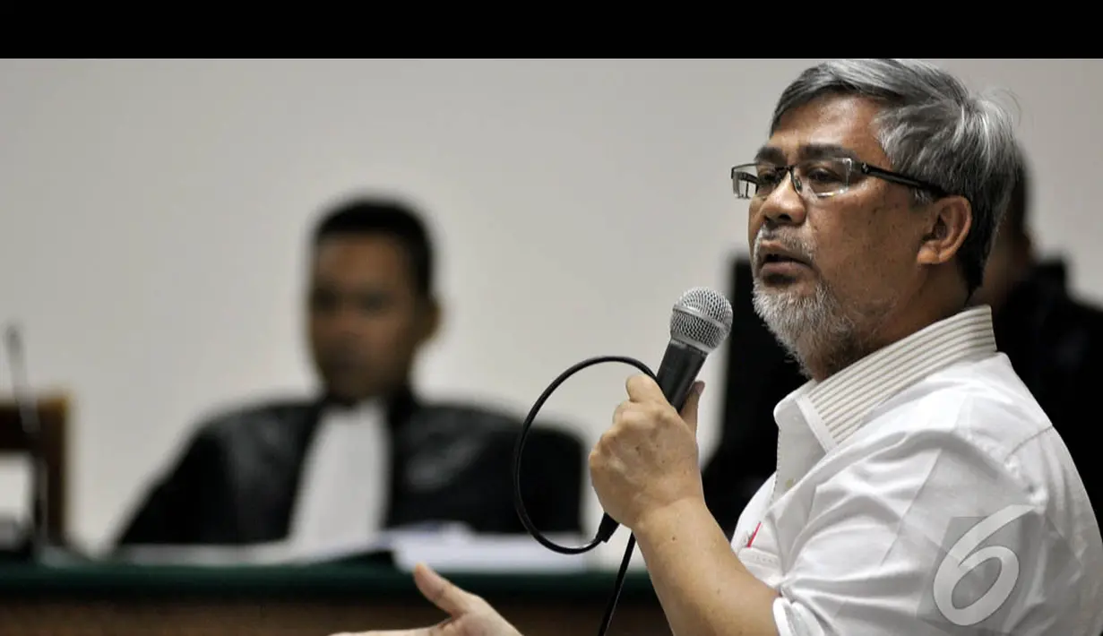 Akil Mochtar menjadi saksi pada persidangan kasus sengketa Pilkada Kota Palembang di Pengadilan Tipikor, Jakarta, Kamis (15/1/2015). (Liputan6.com/Miftahul Hayat)