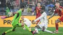 Bermain di kandang AS Roma, Inter Mila membuka kemenangan lewat gol yang dicetak Francesco Acerbi pada menit ke-17. (Alberto PIZZOLI/AFP)