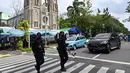 Polisi antiteror berjalan di luar Gereja Katedral usai melakukan pemeriksaan keamanan jelang malam Natal di Jakarta, Sabtu (24/12/2022). Pengamanan dilakukan di sejumlah gereja di berbagai wilayah guna menciptakan rasa aman dan khidmat bagi warga yang akan melangsungkan ibadah malam Natal. (ADEK BERRY/AFP)