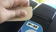 Lima Cara Menghilangkan Lem Stiker di Kaca Mobil Tanpa Bikin Goresan