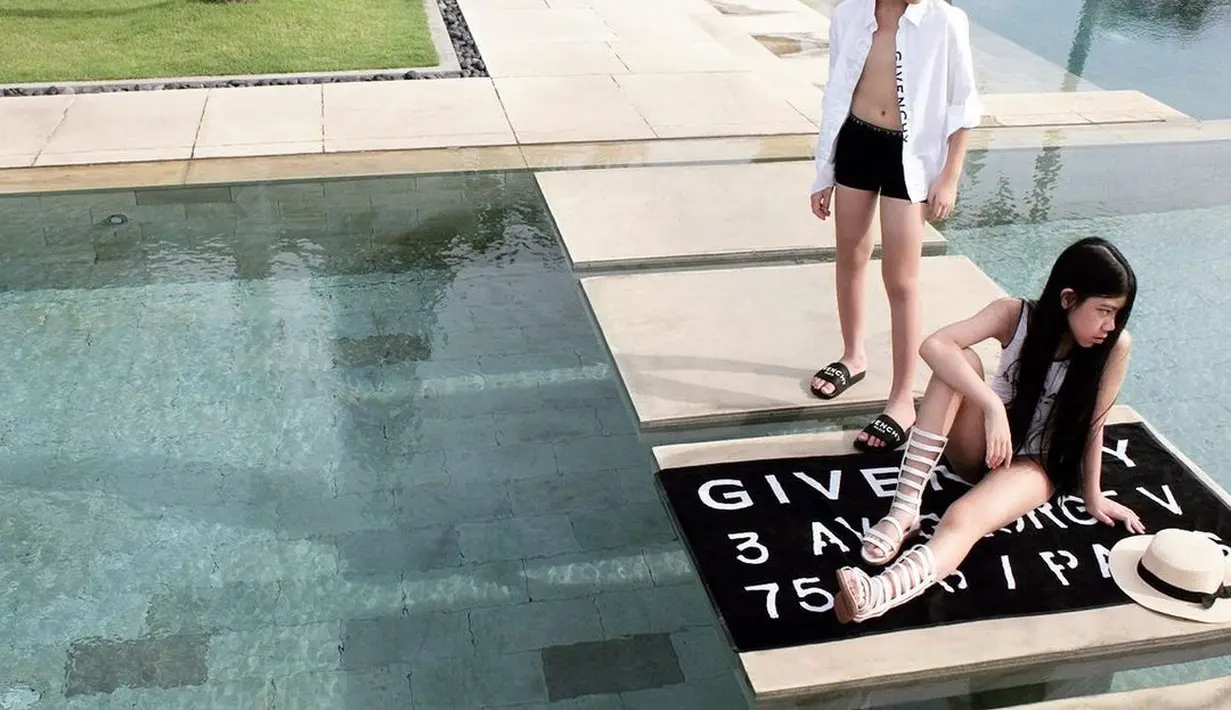 Gaya monokrom saat di pool dengan attire dari Givenchy ini juga terlihat swag.  (Foto: Instagram @winnie_mischkaaoki)