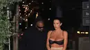 Yang terbaru, Bianca Censori tampil kembali berani dengan outfit uniknya. Ia pergi makan malam bersama Kanye West mengenakan lace bra hitam dipadu lace legging berwarna nude yang memperlihatkan tubuhnya. [Foto: Instagram/alwaysyzy]