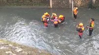 Tim SAR gabungan berhasil menemukan dua bocah yang hanyut terseret arus saat bermain dan berenang di Kali Mampang, Jaksel. Dua bocah tersebut ditemukan dalam kondisi meninggal dunia. (Foto: Istimewa)