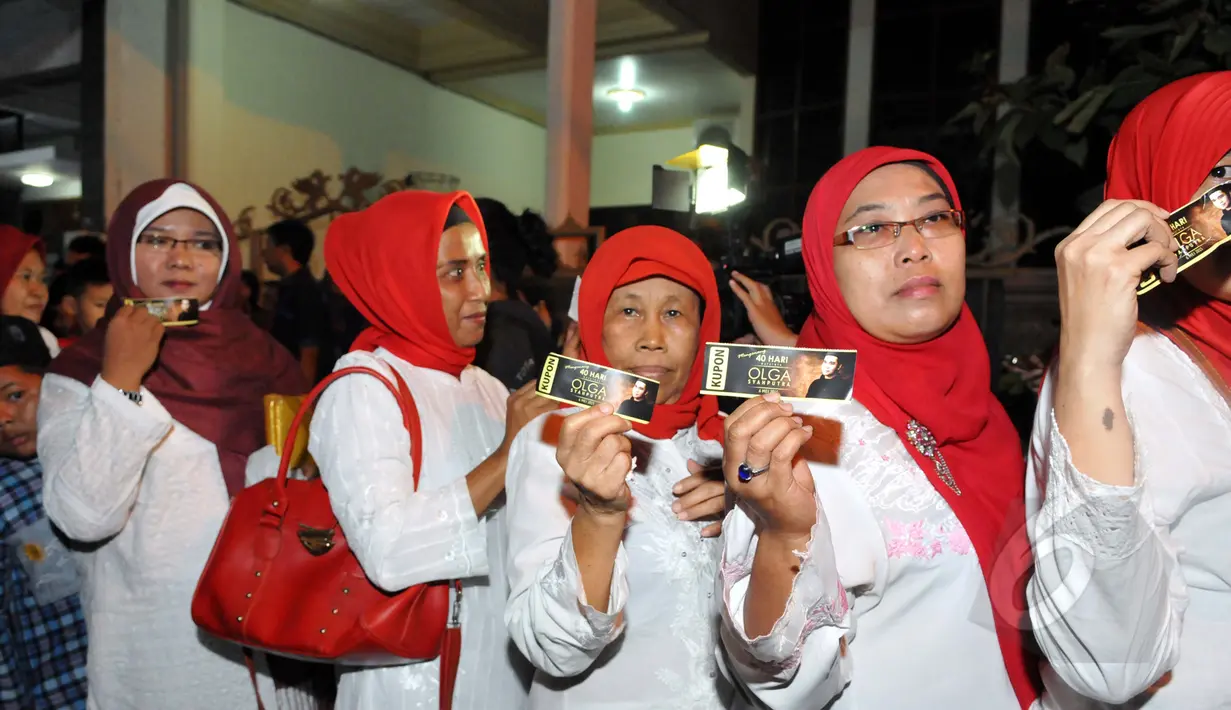 Sejumlah warga menunjukkan kupon untuk ditukarkan dengan sembako gratis usai acara tahlilan 40 hari meninggalnya Olga Syhaputra di kediaman orang tua Olga di kawasan Duren Sawit, Jakarta, Rabu (6/5/2015). (Liputan6.com/Panji Diksana)