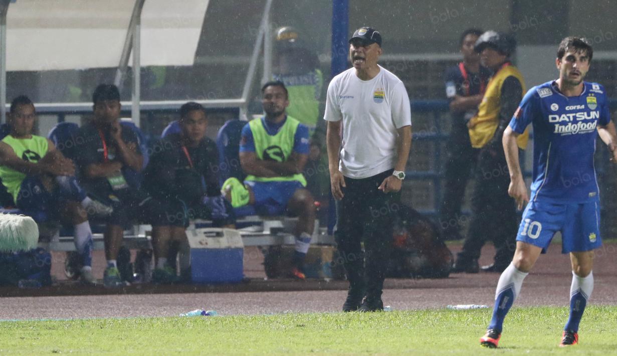 Herrie Setiawan berteriak memberikan arahan kepada tim Persib Bandung saat melawan Mitra Kukar di ajang Torabika SC 2016. Persib Bandung Menang 2-1. (Bola.com/Nicklas Hanoatubun)