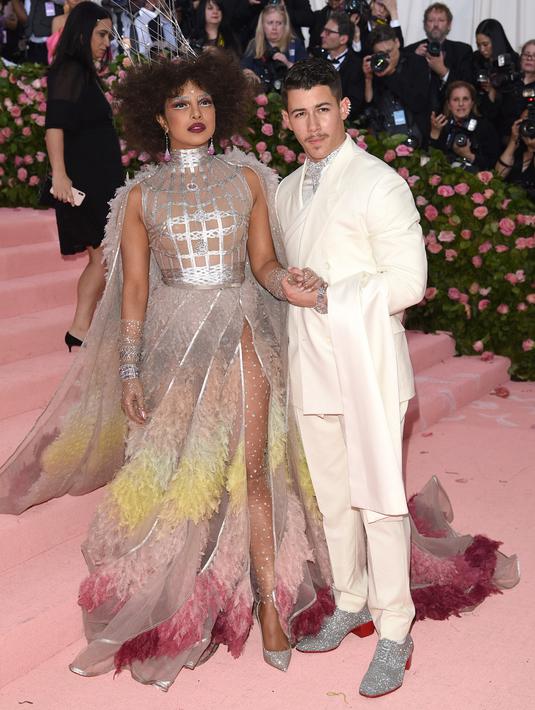 Priyanka Chopra (kiri) dan Nick Jonas kompak tampil dengan pakaian nuansa putih dan perak saat menghadiri Met Gala 2019 bertema Camp: Notes on Fashion di The Metropolitan Museum of Art, New York, Amerika Serikat, Senin (6/5/2019). (Photo by Evan Agostini/Invision/AP)