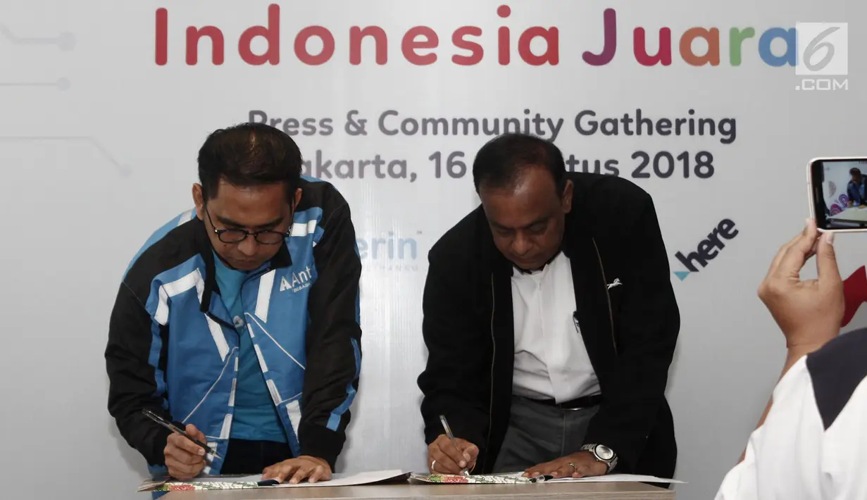 CEO Anterin.id Imron Hamzah (kiri) bersama Presdir PT TVS Motor Company Indonesia V Thiyagarajan (kanan) saat meluncurkan layanan city transporting network (Market Place) di Jakarta, Kamis (16/8). (Merdeka.com/Iqbal Nugroho)