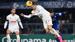 Striker Juventus, Cristiano Ronaldo, menyundul bola saat melawan Hellas Verona pada laga Serie A di Stadion Marc'Antonio Bentegodi, Sabtu (8/2/2020). Juventus kalah 1-2 dari Hellas Verona. (AFP/Marco Bertorello)