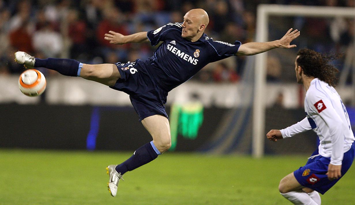 1. Thomas Gravesen - Gravesen dikenal dengan permainan kerasnya, hal itu dilakukan tidak hanya pada pertandingan, tetapi juga pada rekan setimnya saat latihan. Bahkan sosok pemain yang temperamental ini sering terlihat cek-cok dengan Ronaldo dan Capello. (AFP/Javier Soriano).