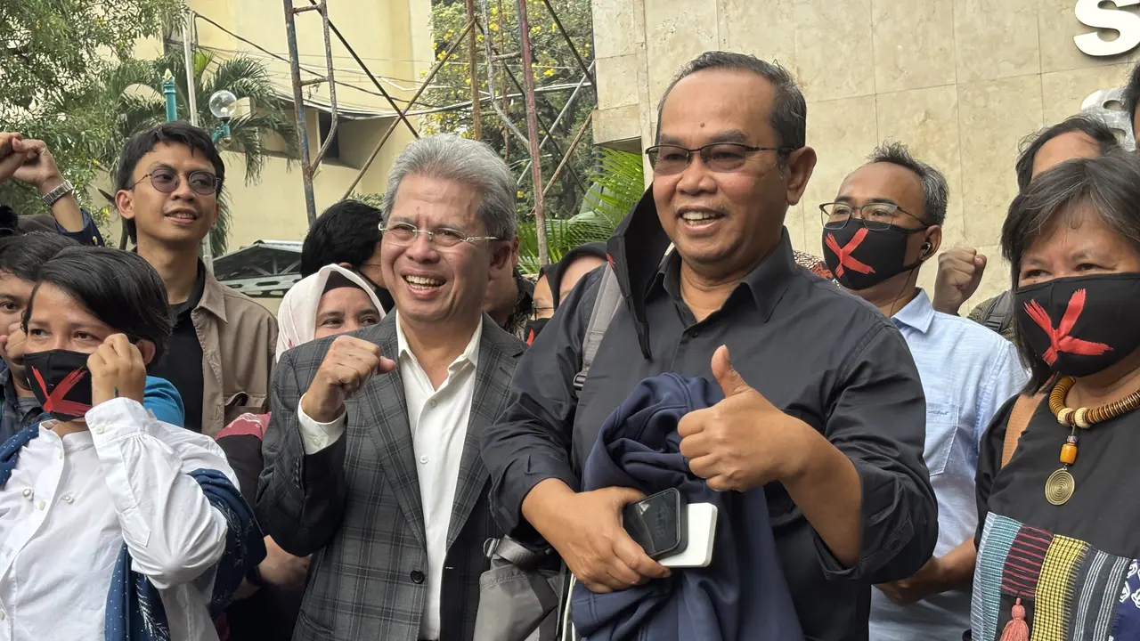 Saiful Mujani didampingi sejumlah tokoh hadiri pemeriksaan di Polda Metro Jayaa