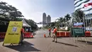 Petugas berjaga di salah satu pintu masuk saat penutupan sementara Taman Impian Jaya Ancol, Jakarta, Minggu (16/5/2021). Ancol ditutup sementara akibat kerumunan pengunjung yang tidak taat protokol kesehatan pada libur Lebaran kemarin. (merdeka.com/Iqbal S. Nugroho)