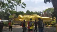 Pesona patung Buddha Tidur yang menduduki peringkat ke-3 terbesar di dunia setelah Thailand dan Nepal (Foto:Liputan6/Belinda Firda)
