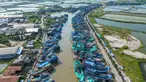 Pemandangan udara menunjukkan kapal-kapal nelayan berlabuh di Pelabuhan Juwana, Jawa Tengah, Rabu 6 Mei 2026. Kenaikan harga Bahan Bakar Minyak (BBM) diesel nonsubsidi (solar industri) per 4 Mei 2026, menyebabkan ribuan nelayan, khususnya di wilayah Pantura (Indramayu dan Pati), tidak dapat melaut. (Devi RAHMAN/AFP)