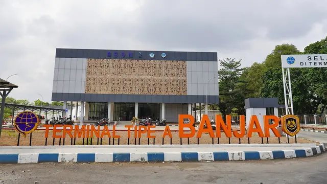 Presiden Joko Widodo (Jokowi) didampingi Menteri Perhubungan (Menhub) Budi Karya Sumadi meresmikan Terminal Tipe A Leuwi Panjang di Kota Bandung. (Maulandy/Liputan6.com)